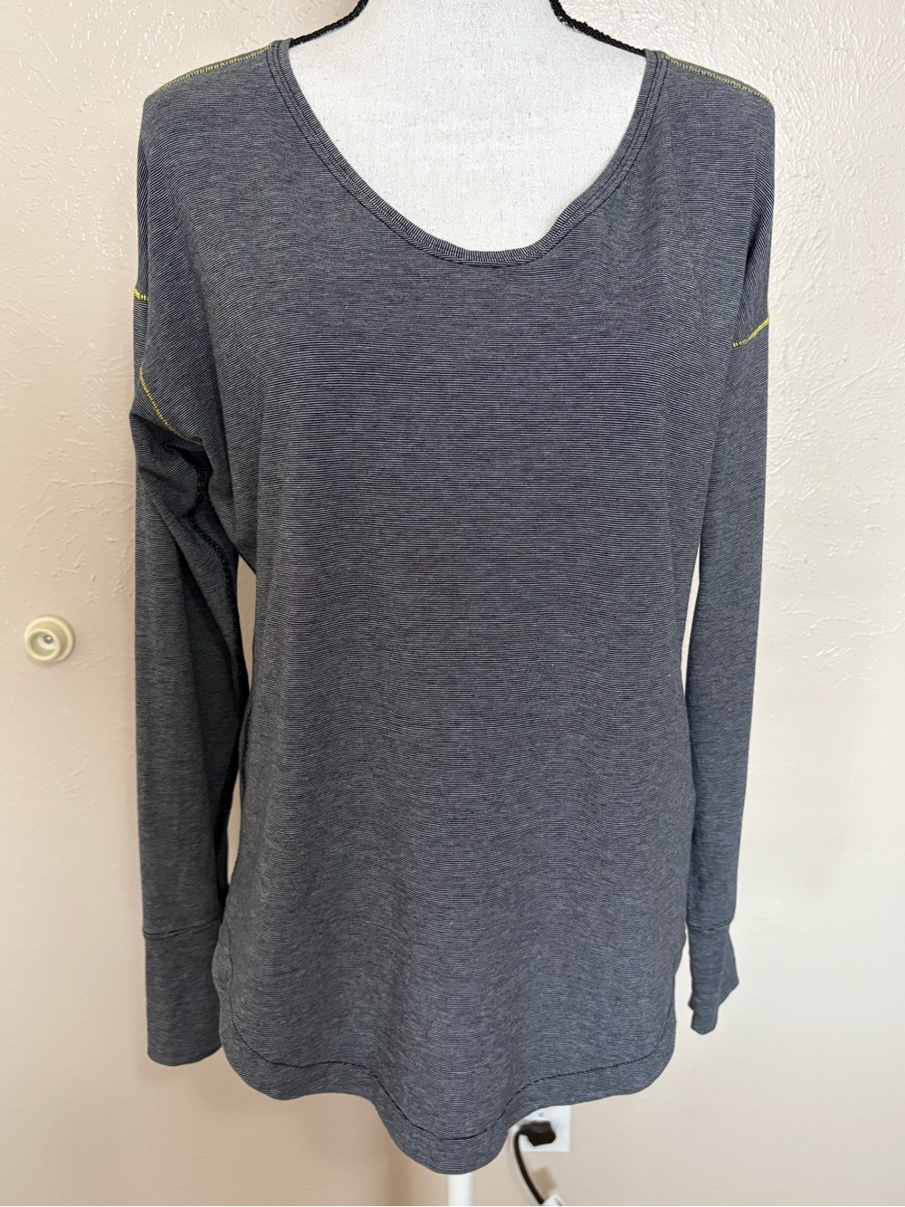 Lululemon Grey Micro-striped Long Sleeve Top Yellow Stitching Womens Size 8